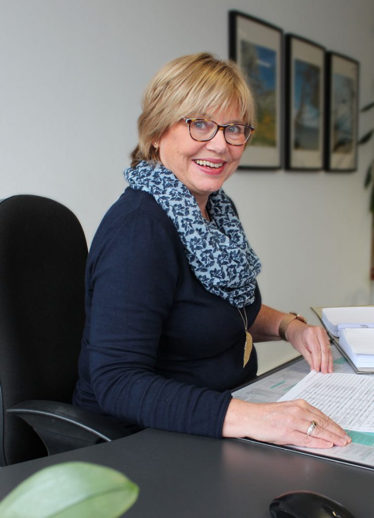 Mitarbeiterin an ihrem Arbeitsplatz bei Consulting Böblingen